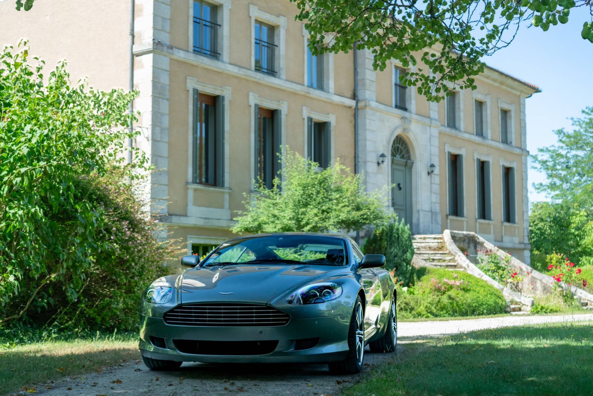 Aston Martin DB9 – L’Élégance Britannique Intemporelle